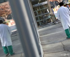 서울의대 교수들 "24시간 근무에 연구 뒷전…韓의학 10년 뒷걸음질"