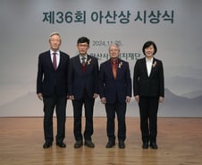 "치료비 공짜, 내가 갈게요" 의대 동기 아내와 우간다로…40만명 돌봤다