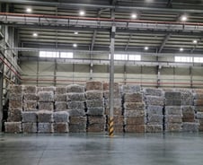 [르포]다 쓴 페트병 부쉈더니 러브콜…"플라스틱으로 옷 만든다"