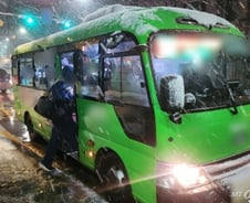 "버스가 안 와" 부장님도 지각…질퍽한 눈 위로 종종걸음 '출근길 혼란'