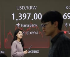 "산타랠리 없다" 트럼프 악재에 꽁꽁…이 와중에 '상한가' 찍은 종목들