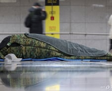 눈만 봐도 깜짝…다시 서울역 몰려든 노숙인에 철렁한 청소 노동자[르포]