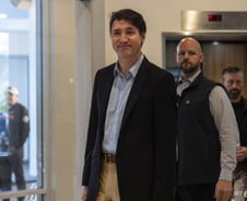 '마러라고'까지 날아간 트뤼도 총리…관세위협에 곳곳서 '트럼프 달래기'