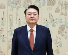 윤 대통령 지지율, 소폭 내린 25%…국민의힘 32%·민주당 45%