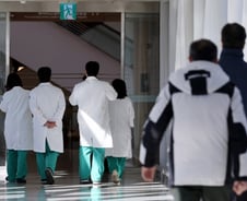 "전공의 미복귀 시 처단" 계엄사 포고령에 의료계 '혼란'…복귀대상은