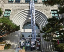 [단독]"본관 다시 점거"…'사다리' 타던 동덕여대생 10명, 3층 높이 고립