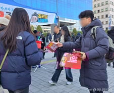 "음료 1000잔 먼저 결제할게요"…국회 앞 카페에 밀려든 주문 [르포]