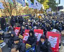 삿대질에 달려들기도…경찰 버스 가운데 두고 탄핵 찬·반 시위 과열 [르포]