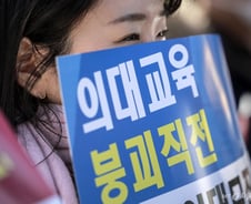 "의료계엄에 충격" 거리 나온 전공의들…의협·전공의협 향한 쓴소리도