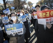 "의료개혁 굉장히 흔들려"…의사들 반발 심화, 곳곳서 집회