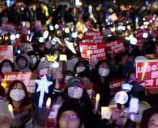 "수수수 수퍼노바~" 尹 집회서 춤추고 열창…한파에도 "더워요"[르포]