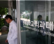 "전공의 탄압하면 의료 무너진다" 연세대 원주의대 교수 100인 일침