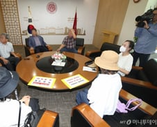 "의대정원 안 줄이면 우리 애 1년 치 소송" 총장에 경고한 의대생 부모들