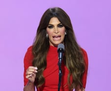 이번엔 큰아들 약혼녀, 주그리스 대사에…트럼프의 '가족 정치'