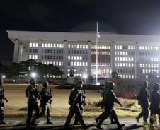 "도로위 탱크 떠올라 무서워요" 계엄 충격…'PTSD' 경고한 의사