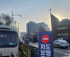 "대통령실 압수수색 안돼" 지지자들 호통…경찰, 사실상 '빈손'[르포]