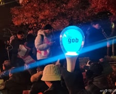 "조용필 응원봉 든 어르신 봤다"…4050도 응원봉 들고 나타났다[르포]