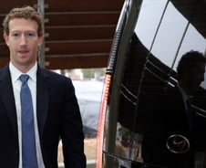 '찍혔던' 저커버그, 트럼프 취임 기금에 100만 달러 기부