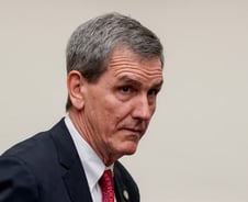 FBI국장 이어 항공청장도 트럼프 취임 날 사임…"머스크와 갈등"