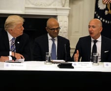 '오랜 불화' 트럼프에 100만 달러 쾌척…환심 사려? 베이조스도 기금 낸다