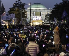 소비심리부터 무너져…8년 전 '탄핵 정국' 때 우리 경제에 일어난 일