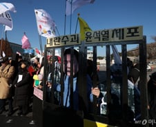 "전공의 처단이 웬 말" 윤 대통령 탄핵 가결, 독해진 의사들…의료개혁 '삐그덕'