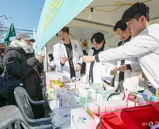 탄핵안 가결에, 의사들 "환영…내년 의대생 모집 중지 시급" 주장