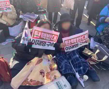 "탄핵 반대, 애국 커피 드세요"…광화문선 보수 집회, 30만명 모였다[르포]