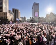 [단독] 與의원들, 표결 직전 '광화문 집회' 중계 공유…'탄핵 반대' 독려