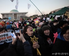 탄핵된 대통령… 금융권은 주말에도 출근·비상대기