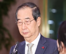 공관에서 탄핵가결 지켜본 韓총리 "국정안정에 온 힘과 노력 다할 것"