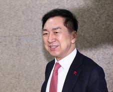 與 김기현, 尹 탄핵 가결에 "대한민국에 불행 시작…당 추스르겠다"