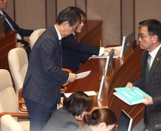 尹 탄핵 가결에 힘 받는 추경...돌아온 기재부의 시간