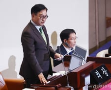 국회서 가결된 '핀셋' 탄핵안, 尹 '29분 담화문'과 비교해보니