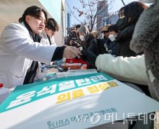 패닉 빠진 정부, 반격 나선 의사들…의대증원 '원점 재검토' 관철되나