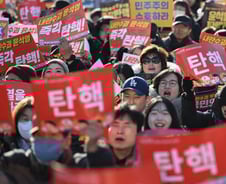 "트럼프 만나려" 각국 줄 섰는데…尹 탄핵안 통과, 외교 공백 '우려'