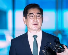 "불법수사" 입 닫은 김용현 전 국방장관…검찰, 이틀 연속 소환조사