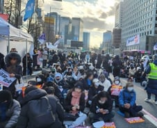 "아직 안 끝났다" 이제 헌재의 시간…여의도 밝힌 시민들, 종로로[르포]