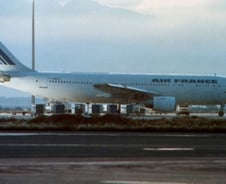 "여자·아이만 풀어준다" 총·수류탄 차고 비행기에…3명 살해한 괴한들[뉴스속오늘]