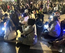 눈비·강추위도 못 꺾었다…가장 빛나는 것 들고 '헌재'로 간 시민들