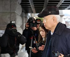 정형식 재판관에 尹 탄핵심판 주심 입장 묻자…'묵묵부답'