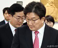 "예의 없어"vs"내란수괴 동조"…여야, 탄핵 후 첫 만남부터 고성 격돌