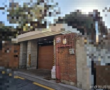 "건진법사 사는 2층 집"…기자 몰려들자 황급히 사라진 여성[르포]