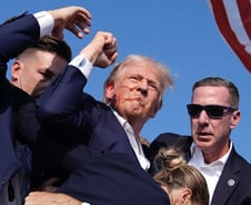 트럼프, 일본 총리에 친필 사진집 선물…다음달 취임 전 만난다