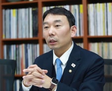 尹 탄핵안 쓴 김용민 "朴 전 대통령 때와 차원이 달라"[인터뷰]