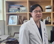 못 움직이던 척수손상 환자, 6개월만에 팔 들었다…줄기세포 기적