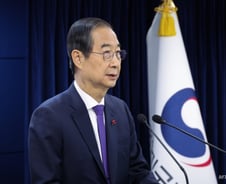 헌법재판관 임명안, 국회 문턱 넘었지만…한덕수 "임명 보류할 것"