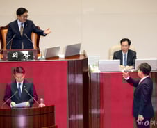 헌법재판관 임명안 국회 통과…한덕수 "임명 보류" vs 야당 "총리 탄핵"