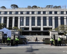 윤 대통령 탄핵심판 대리인단 살펴보니…대학 동기·검찰 출신