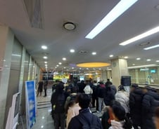 "여기가 역사의 현장"…계엄 막아선 국회 찾는 시민들[르포]